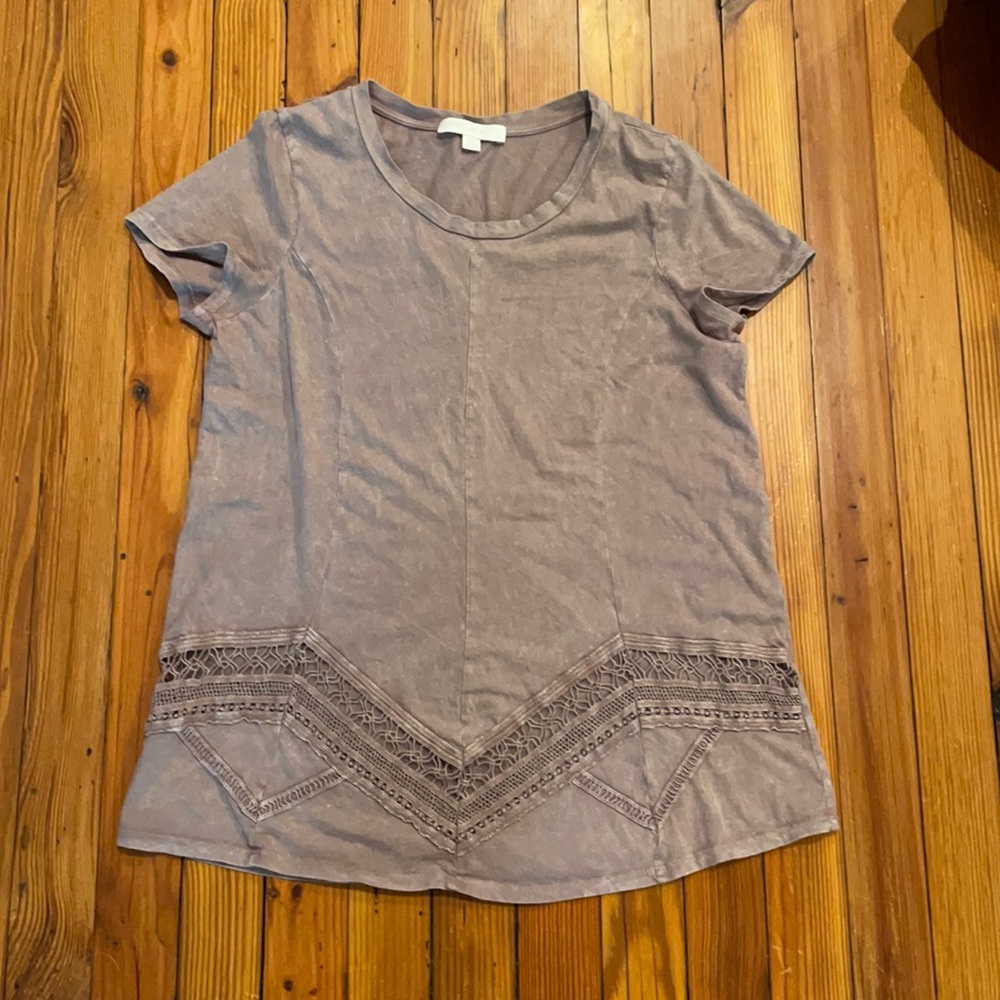 Eri and Ali size small women’s decorative T-shirt Bin A